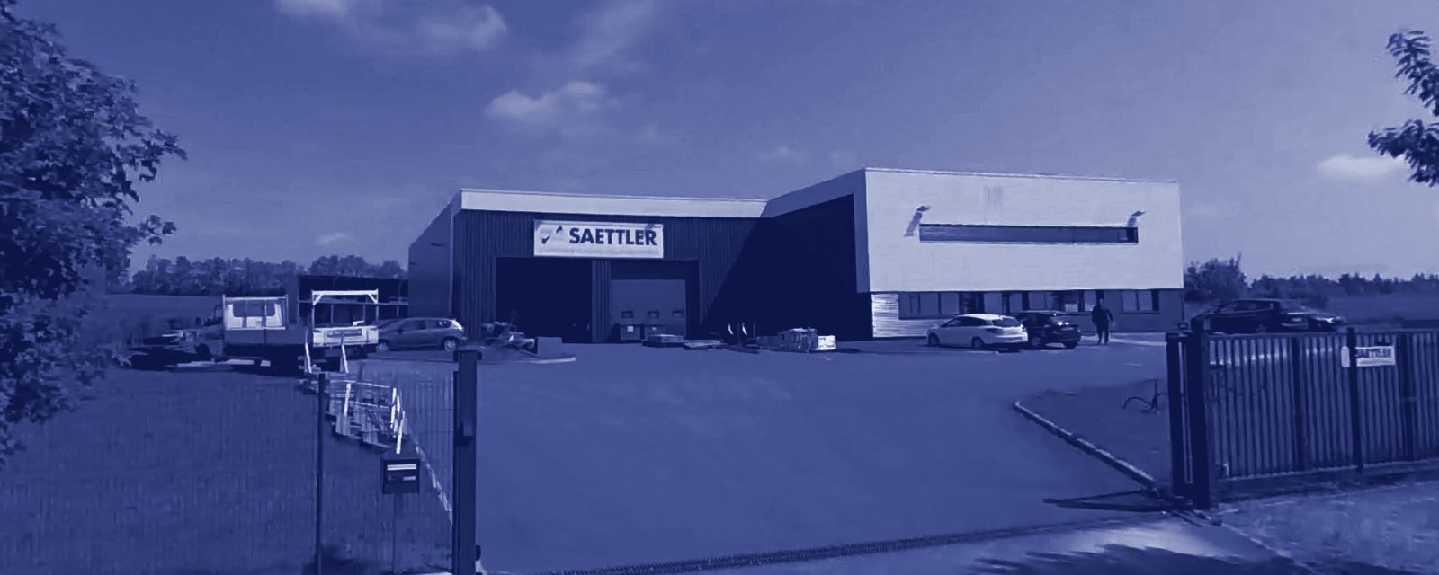 L'atelier Saettler vu depuis la cour, en bleu.